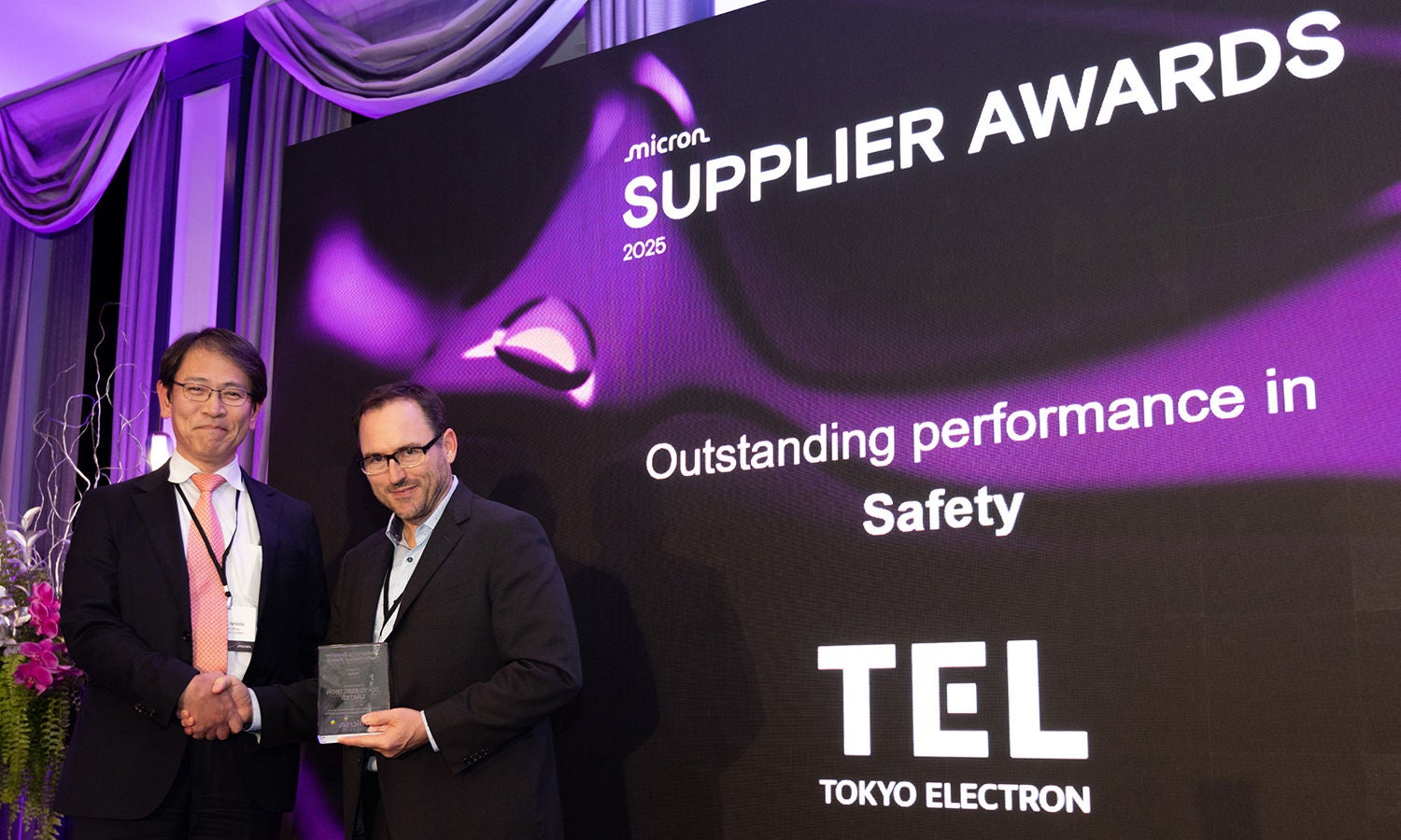 John Whitman presenting the Outstanding Performance Award to Jack Ishida